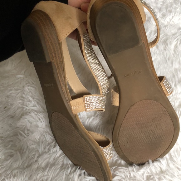 Trendy strappy rhinestone sandals, tan faux suede - Picture 4 of 4